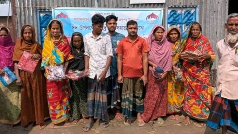 ঈদের আনন্দ ছড়িয়ে দিতে শাড়ি-লুঙ্গি বিতরণ, পাশে “জামালপুরের মাটি ও মানুষ