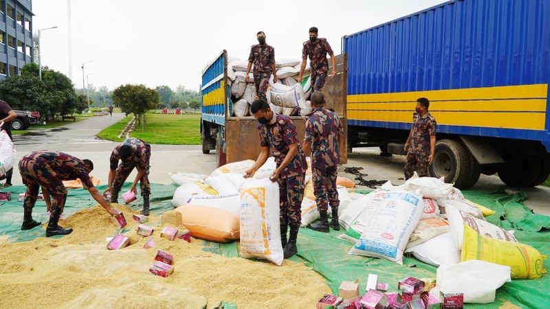 ট্রাকভর্তি ধানের তুষের বস্তা থেকে ভারতীয় কসমেটিকস জব্দ