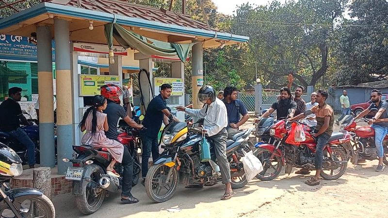 যুদ্ধের গুঞ্জনে তেল সংকটের আশঙ্কায়: মেহেরপুরে পাম্পগুলোতে উপচে পড়া ভিড়