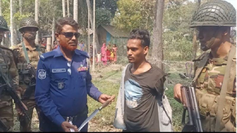 মদনে যৌথ বাহিনীর হাতে রাজিব নামে এক যুবক অস্ত্র সহ আটক