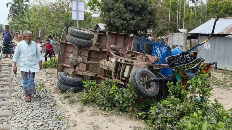 ঝিনাইদহের কোটচাঁদপুরে ট্রেনের ধাক্কায় স্যালো ইঞ্জিনচালিত ট্রলি গাড়ি চালক নিহত, আহত ১