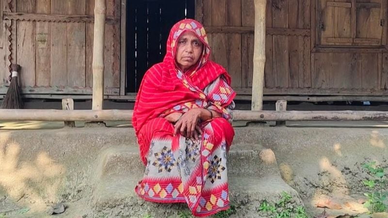 বাগেরহাটে স্বামীর পর নিজেও ক্যান্সারে আক্রান্ত কারিমা, থমকে চিকিৎসা