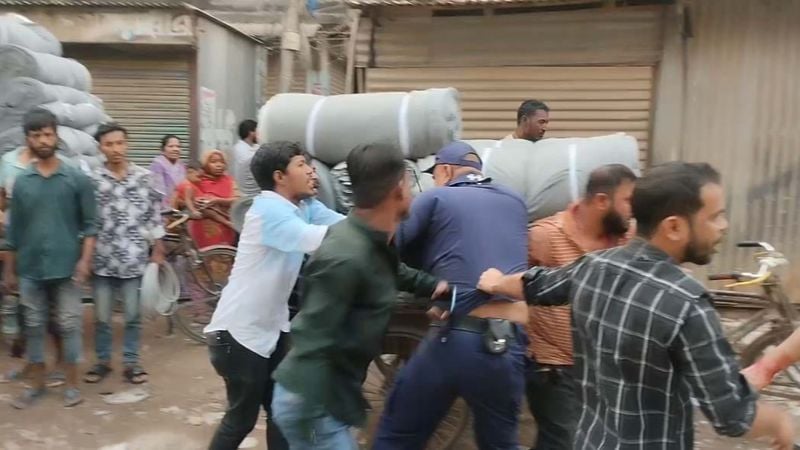 নারায়ণগঞ্জে পুলিশ কর্মকর্তাসহ দু’সদস্যকে মারধর