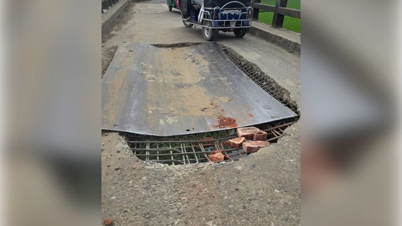 ঝুঁকিপূর্ণ ব্রিজ দিয়ে চলছে যানবাহন, ঘুমিয়ে আছে প্রশাসন