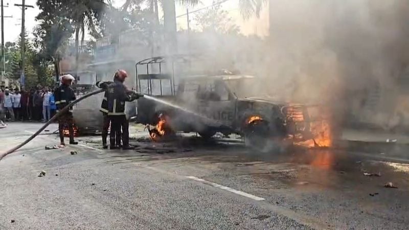 চাঁদপুরে আগুনে পুড়ল অটোরিকশা ও পুলিশের গাড়ি