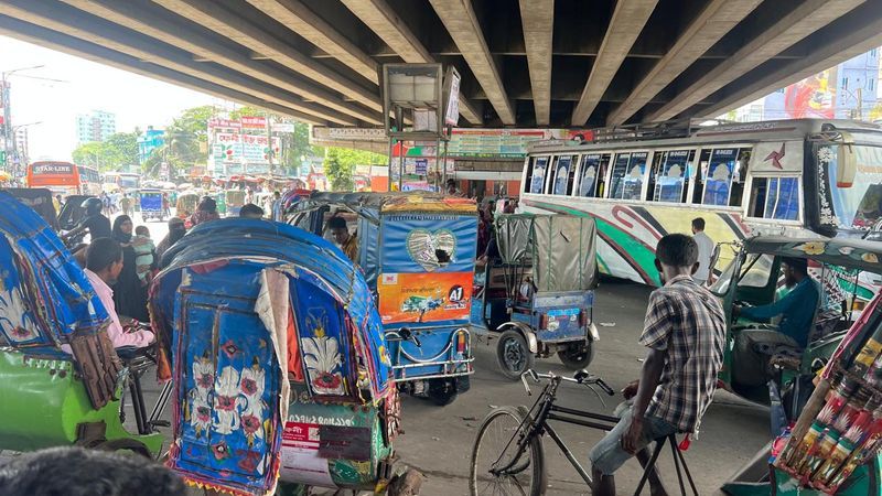 ফেনীতে অটোরিকশার রাজত্ব তীব্র যানজটে স্থবির জনজীবন, বিপাকে ব্যবসায়ী ও রোজাদাররা
