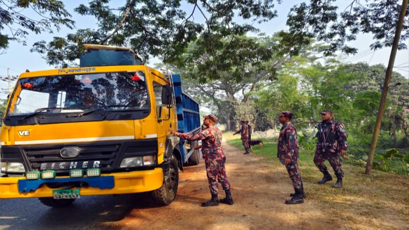 জ্বালানি তেল পাচারের আশঙ্কা: যশোর সীমান্তে অতিরিক্ত বিজিবি মোতায়েন, টহল-তল্লাশি জোরদার