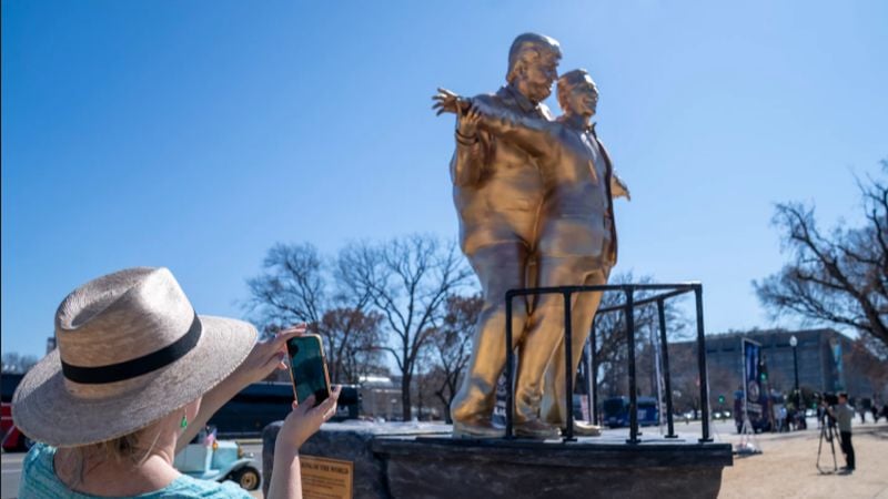 ওয়াশিংটন ডিসির ন্যাশনাল মলে ট্রাম্প-এপস্টাইন ভাস্কর্য: রাজনৈতিক বিদ্রূপ নাকি শিল্পীর প্রতিবাদ?