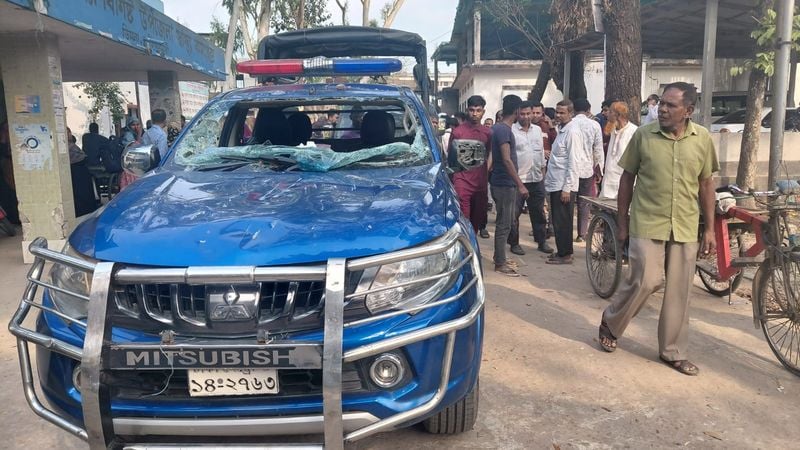 তিস্তায় অবৈধভাবে পাথর উত্তোলনে বাধা দিতে গিয়ে ইউপি চেয়ারম্যান ও পুলিশের ওপর হামলায় আহত ১৭