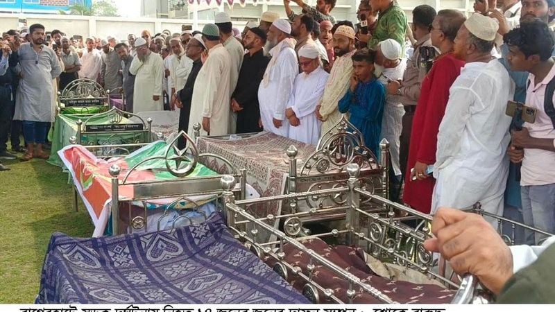 বাগেরহাটে দুর্ঘটনায় নিহতদের দাফন সম্পন্ন: শোকে বারুদ্ধ