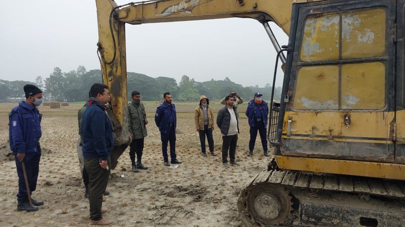 নরসিংদীতে কৃষি জমির টপ সয়েল কাটার দায়ে মোবাইল কোর্ট, ৫০ হাজার টাকা জরিমানা