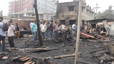 যশোরে কাঠপট্টিতে ভয়াবহ অগ্নিকাণ্ড