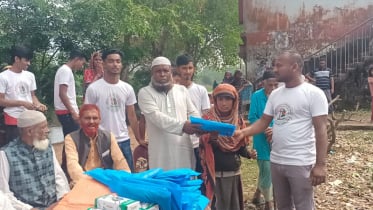 জামালগঞ্জে শাড়ি, থ্রি-পিস ও লুঙ্গি পেয়ে খুশি অসহায় মানুষ