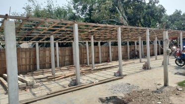 রাস্তার কাজ শেষ না হতেই দখলের অভিযোগ