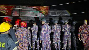 বিজিবি গেটের সামনে আগুনে পুড়লো ১০ দোকান