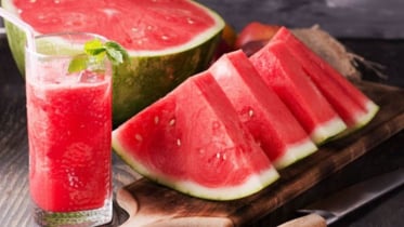 ইফতারে শরীর চাঙা রাখবে তরমুজের শরবত