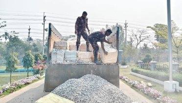 ট্রাকভর্তি পাথরের নিচ থেকে ভারতীয় কসমেটিকস জব্দ