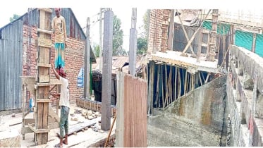 সরকারি খাল দখল করে ভবন নির্মাণ!