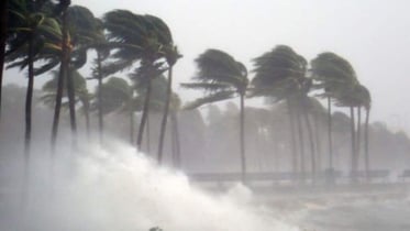 রাতেই ৯ জেলায় ৬০ কিমি বেগে ঝড়ের শঙ্কা, নৌ-সতর্কতা জারি