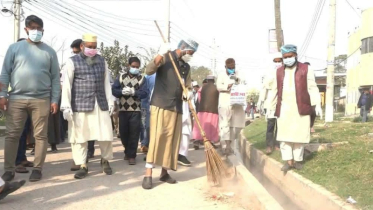ঝাড়ু হাতে হাসপাতাল প্রাঙ্গণে এমপি আমির হামজা