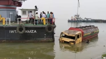 পাটুরিয়ায় পদ্মায় ডুবে যাওয়া তেলবাহী ট্রাক উদ্ধার