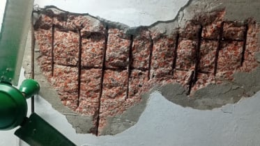 গাংনীতে ঝুঁকিপূর্ণ ভবনে আতঙ্কে অফিস করছেন সরকারি কর্মকর্তারা