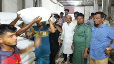 তালতলীতে সার সংকটের মধ্যেও ২’শ কৃষকের মাঝে সার বিতরণ