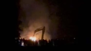 চারঘাটে চাঁদা না দেয়ায় এস্কেভেটরে দুর্বৃত্তদের আগুন, থানায় মামলা