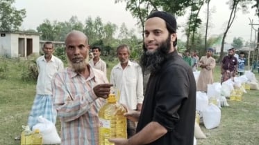 ধামরাইয়ে নিম্নআয়ের মানুষের মাঝে ঈদ সামগ্রী বিতরণ