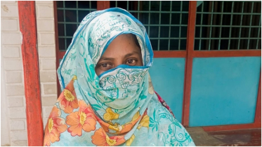 বিয়ের দাবিতে প্রেমিকের বাড়িতে দুই সন্তানের জননীর অবস্থান  