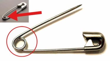 সেফটি পিনে কেন ছোট ছিদ্র থাকে? জানলে অবাক হবেন