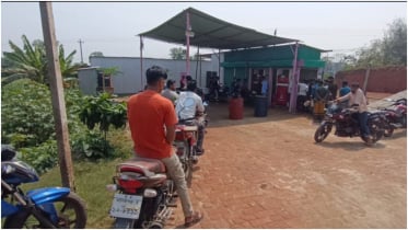 তেলের সংকট কিছুটা কাটতেই সাটুরিয়ার পেট্রোলপাম্প গুলোতে উপচে পড়া ভিড়