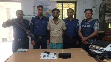 লক্ষ্মীপুরে বিদেশি রিভলভার ও ৪৬ রাউন্ড গুলিসহ সন্ত্রাসী গ্রেপ্তার