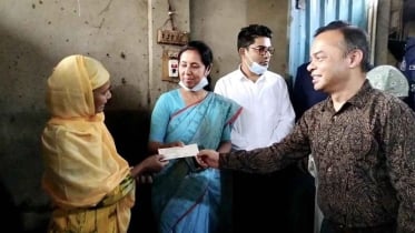 ঠাকুরগাঁওয়ে অসহায় আসমার বাড়িতে টাকার চেক নিয়ে হাজির জেলা প্রশাসক