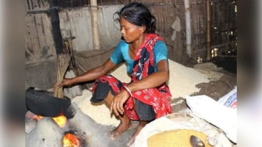 ঠাকুরগাঁওয়ে ব্যস্ত সময় পার করছেন মুড়ি পল্লীর নারী শ্রমিকরা