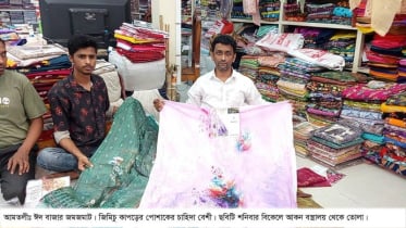 আমতলীতে জমজমাট ঈদবাজার: জিমিচু পোশাকের দখলে বাজার