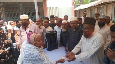 মহেশপুরে প্রধানমন্ত্রীর ত্রাণ তহবিলের নগদ অর্থ ও শাড়ি দিলেন এমপি মতিয়ার রহমান