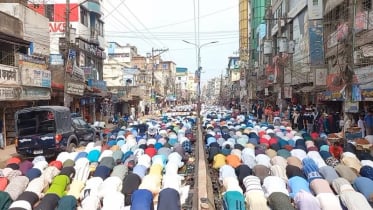 হাজীগঞ্জ ঐতিহাসিক বড় মসজিদে জুমাতুল বিদায় লক্ষাধিক মানুষের অংশগ্রহণ