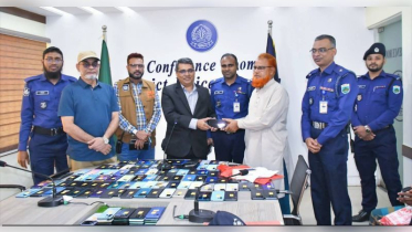 নওগাঁয় হারানো ১২৬টি মোবাইল ফোন উদ্ধার করে ফেরত দিল পুলিশ