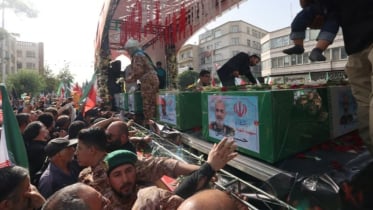 তেহরানে শোকের জনসমুদ্র: ইসরায়েল-যুক্তরাষ্ট্রের হামলায় নিহত শীর্ষ কমান্ডারদের জানাজা সম্পন্ন