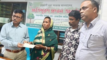 সুন্দরবনে কুমিরের আক্রমনে নিহতের পরিবারের মাঝে ক্ষতিপুরনের চেক