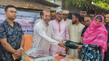 প্রধানমন্ত্রীর ঈদ উপহার পৌঁছে দেয়া হচ্ছে দরিদ্রদের হাতে হাতে প্রধানমন্ত্রীর ঈদ উপহার পৌঁছে দেয়া হচ্ছে দরিদ্রদের হাতে হাতে