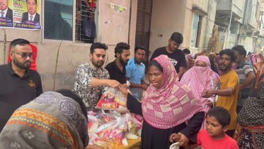 ‎ঈদের আনন্দ গরীব দু:খী সবার মাঝে ছড়িয়ে দিতে ৫৪নং ওয়ার্ডে নিয়ামুল হাসানের ঈদ সামগ্রী বিতরণ