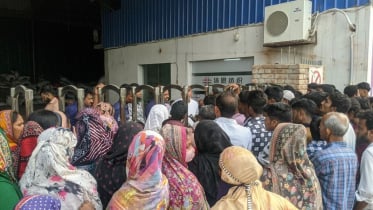 বেতন-বোনাসের দাবিতে ধামরাইয়ে পোশাক শ্রমিকদের কর্মবিরতি