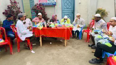 নীলফামারীর বৃদ্ধাশ্রমের আশ্রিতদের সঙ্গে ইফতার করলেন ইউএনও