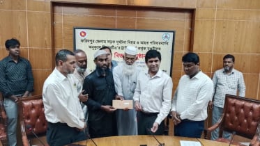 বিআরটি কর্তৃক সড়ক দুর্ঘটনায় ক্ষতিগ্রস্তদের মাঝে চেক বিতরণ