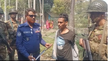 মদনে যৌথ বাহিনীর হাতে রাজিব নামে এক যুবক অস্ত্র সহ আটক