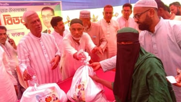 সেনবাগে ৪ শতাধিক হত দরিদ্রকে ঈদ উপহার সামগ্রী দিল বিএনপি নেতা আজাদ