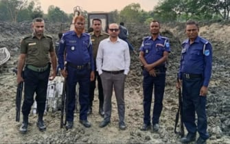 শিবালয়ে অবৈধ মাটি কাটায় লাখ টাকা জরিমানা শিবালয়ে অবৈধ মাটি কাটায় লাখ টাকা জরিমানা