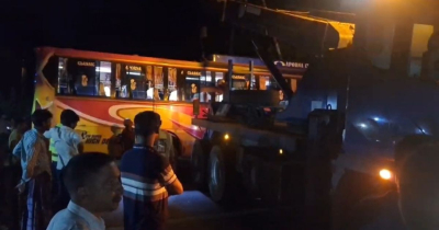 রাজবাড়ীতে তেলবাহী ট্রেনের  ধাক্কায় বাস-মাহিন্দ্রা-ইজিবাইক ক্ষতিগ্রস্ত,